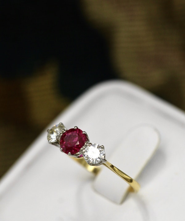 A very fine Ruby and Diamond Three Stone Ring in 18 carat Yellow Gold. - image 4