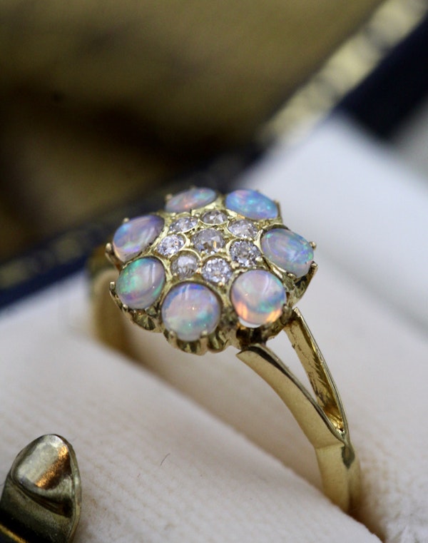 A very fine Opal and Diamond Cluster Ring in 18ct, (marked), Yellow Gold.  Early 20th Century. - image 2