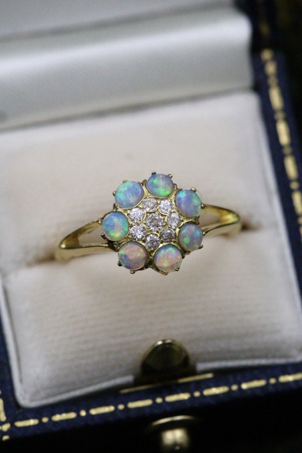 A very fine Opal and Diamond Cluster Ring in 18ct, (marked), Yellow Gold.  Early 20th Century. - image 3
