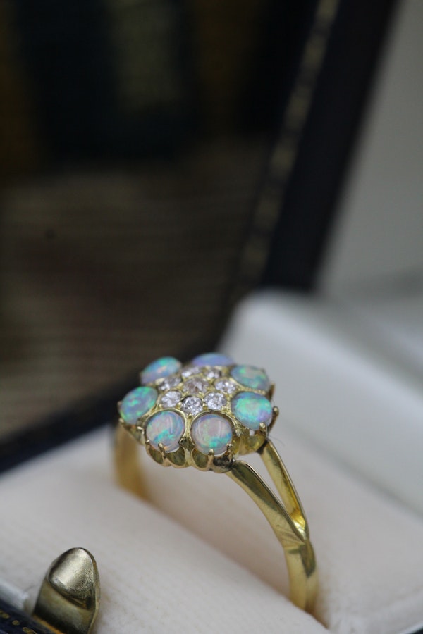 A very fine Opal and Diamond Cluster Ring in 18ct, (marked), Yellow Gold.  Early 20th Century. - image 4
