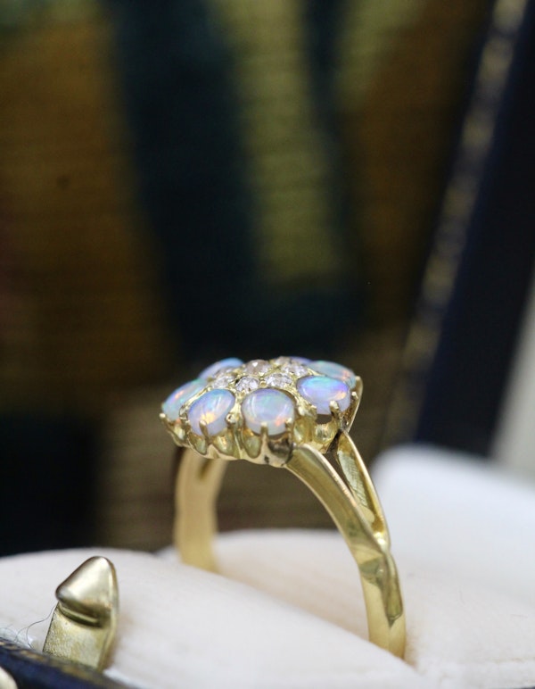 A very fine Opal and Diamond Cluster Ring in 18ct, (marked), Yellow Gold.  Early 20th Century. - image 5
