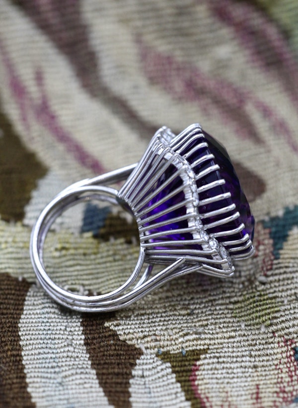 A very fine Amethyst and Diamond Cocktail Ring in 18ct. White Gold (tested).  Late 20th Century (pre-owned) - image 5