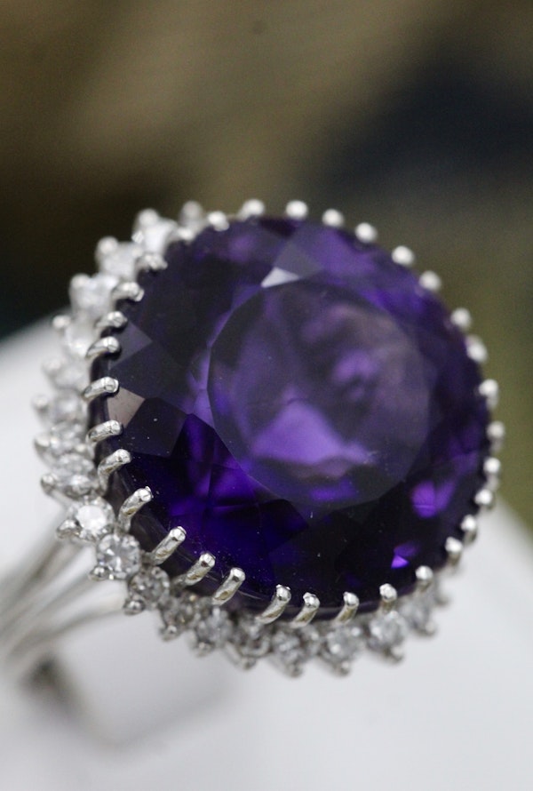 A very fine Amethyst and Diamond Cocktail Ring in 18ct. White Gold (tested).  Late 20th Century (pre-owned) - image 6