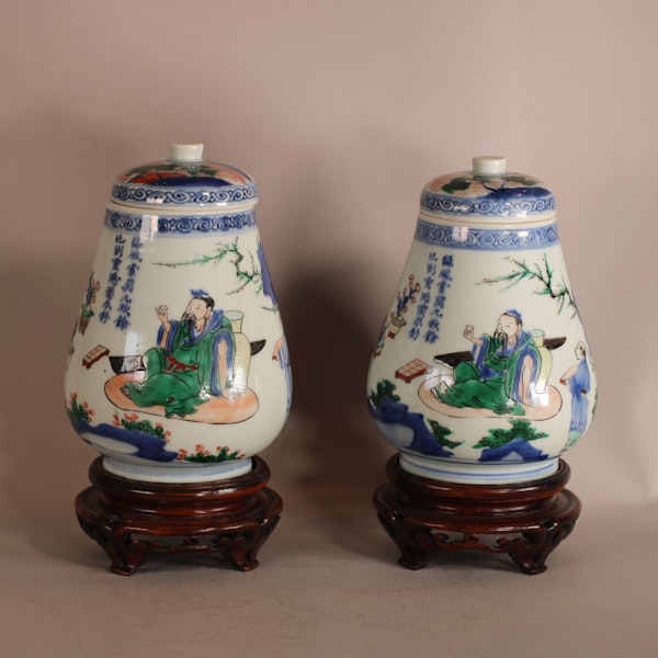 Pair of extremely rare Chinese wucai ovoid jars and covers, Shunzhi (1644-1661) - image 1