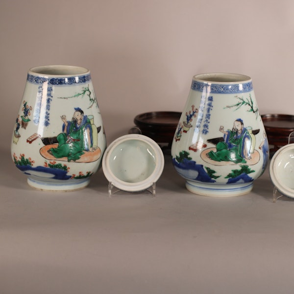 Pair of extremely rare Chinese wucai ovoid jars and covers, Shunzhi (1644-1661) - image 7