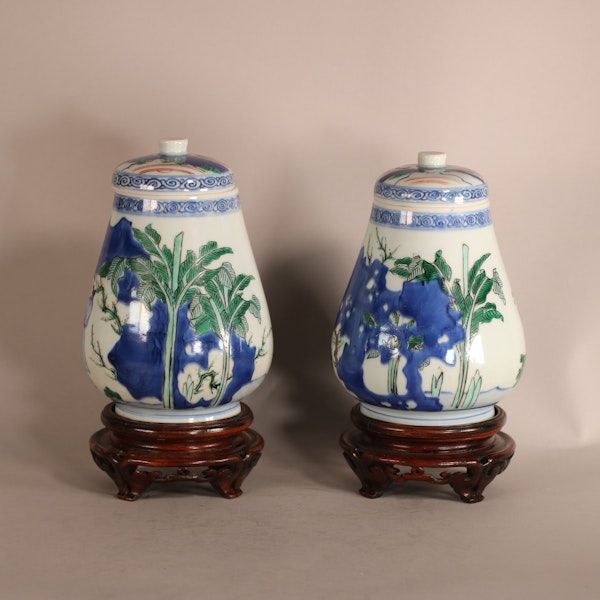 Pair of extremely rare Chinese wucai ovoid jars and covers, Shunzhi (1644-1661) - image 5