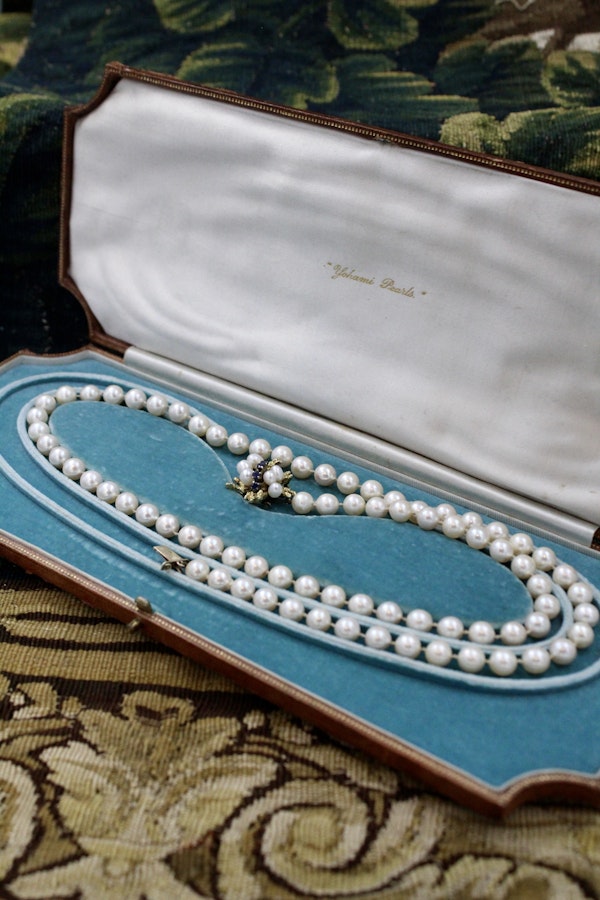 A fine Yellow Gold & Strung Cultured Pearl Necklace, set with four Round Cut Natural Sapphires (0.40 carats) and eighty three Oval and Near Shaped Cultured Pearls. Circa 1960 - image 4