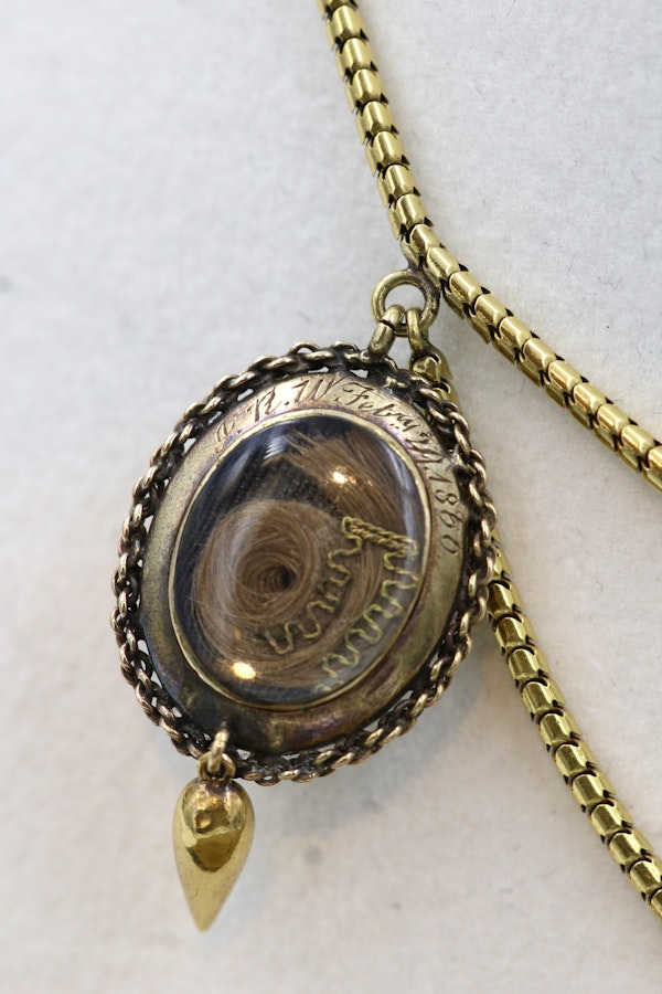 A very fine 15 carat (tested) Almandine Garnet Triple Pendant Necklace. Circa 25 February 1860 - image 5