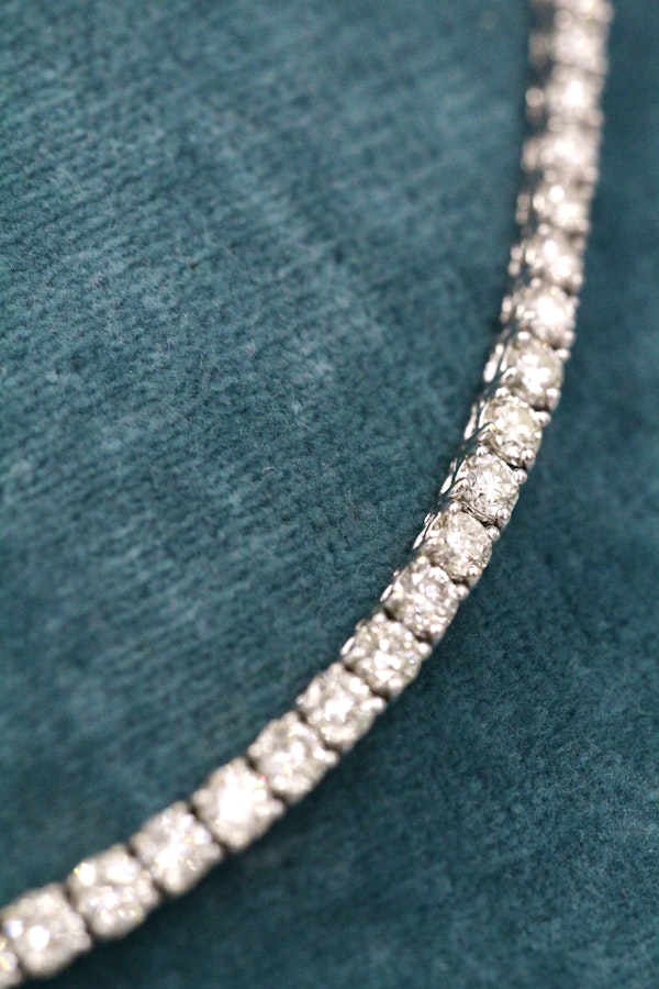 A fine 18 carat White Gold (stamped),  8.00 Carat Diamond "Riviere" Necklace. Pre-owned - image 2