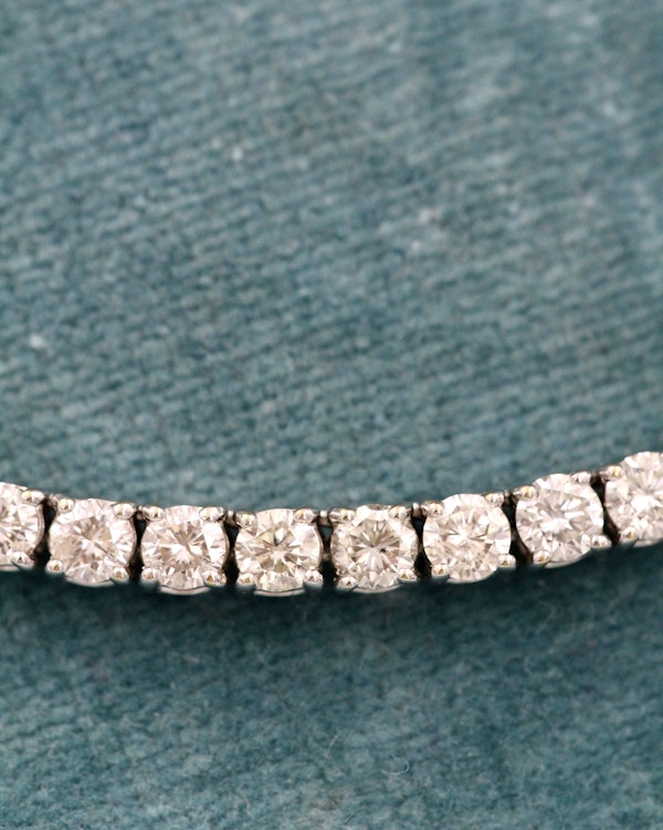 A fine 18 carat White Gold (stamped),  8.00 Carat Diamond "Riviere" Necklace. Pre-owned - image 3