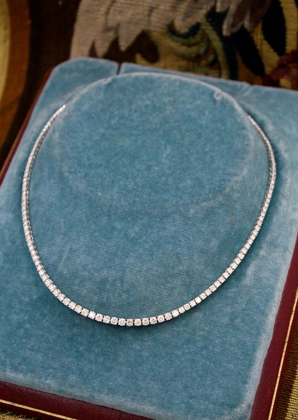 A fine 18 carat White Gold (stamped),  8.00 Carat Diamond "Riviere" Necklace. Pre-owned - image 4