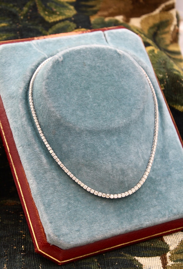 A fine 18 carat White Gold (stamped),  8.00 Carat Diamond "Riviere" Necklace. Pre-owned - image 5