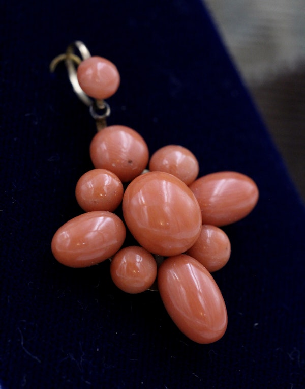 A very fine 15 ct Yellow Gold (tested) Natural Coral Pendant in the Quatrefoil style . Circa 1900 - image 1