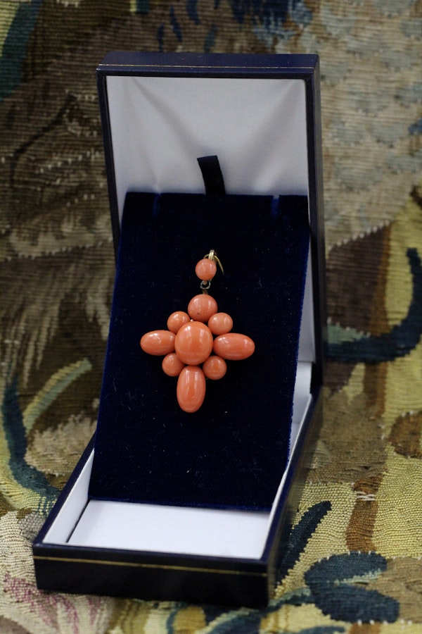 A very fine 15 ct Yellow Gold (tested) Natural Coral Pendant in the Quatrefoil style . Circa 1900 - image 2