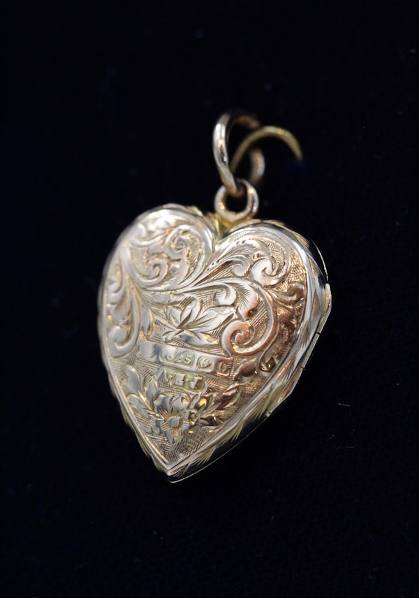 A fine heart shaped 15 carat (Hallmarked), Yellow Gold Heart Shaped Locket. - image 1