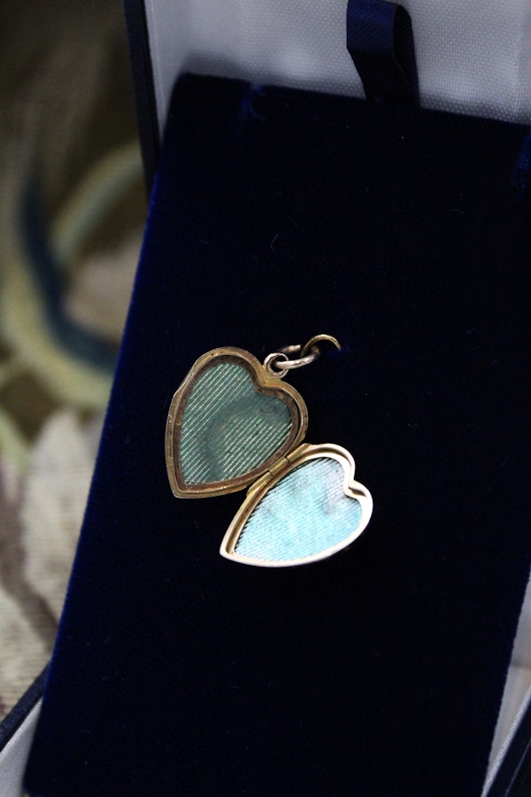 A fine heart shaped 15 carat (Hallmarked), Yellow Gold Heart Shaped Locket. - image 2