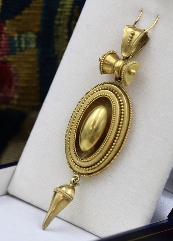 A very fine Victorian High Carat (tested),Yellow Gold,  Pendant, in the Etruscan Style. English,  Circa 1870 - image 2