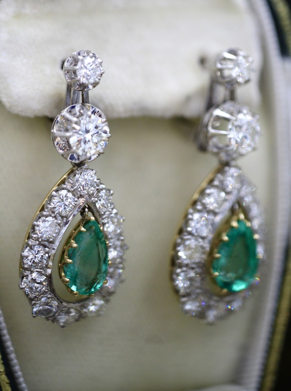 A very fine pair of VintageColombian Emerald and Diamond Drop Earrings, in 18ct. White Gold (tested), Continental Marks. Circa 1950 - image 2