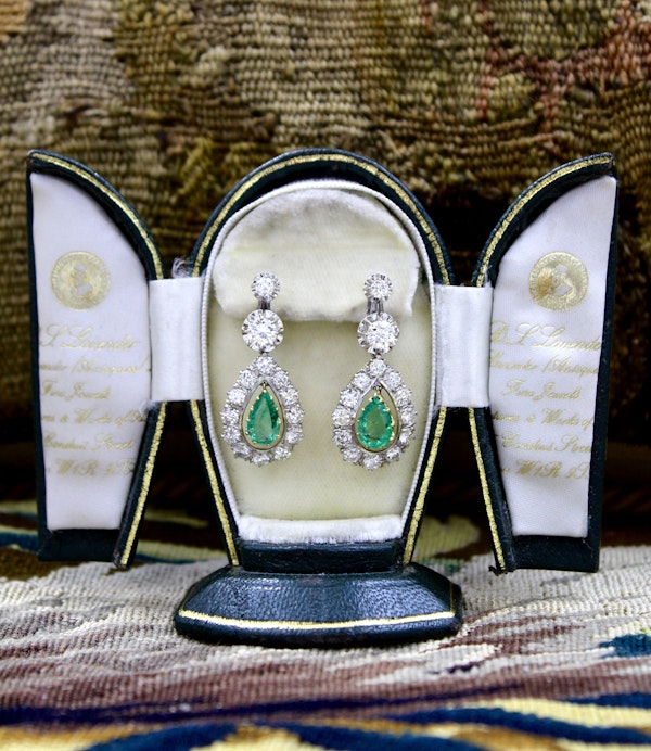 A very fine pair of VintageColombian Emerald and Diamond Drop Earrings, in 18ct. White Gold (tested), Continental Marks. Circa 1950 - image 3