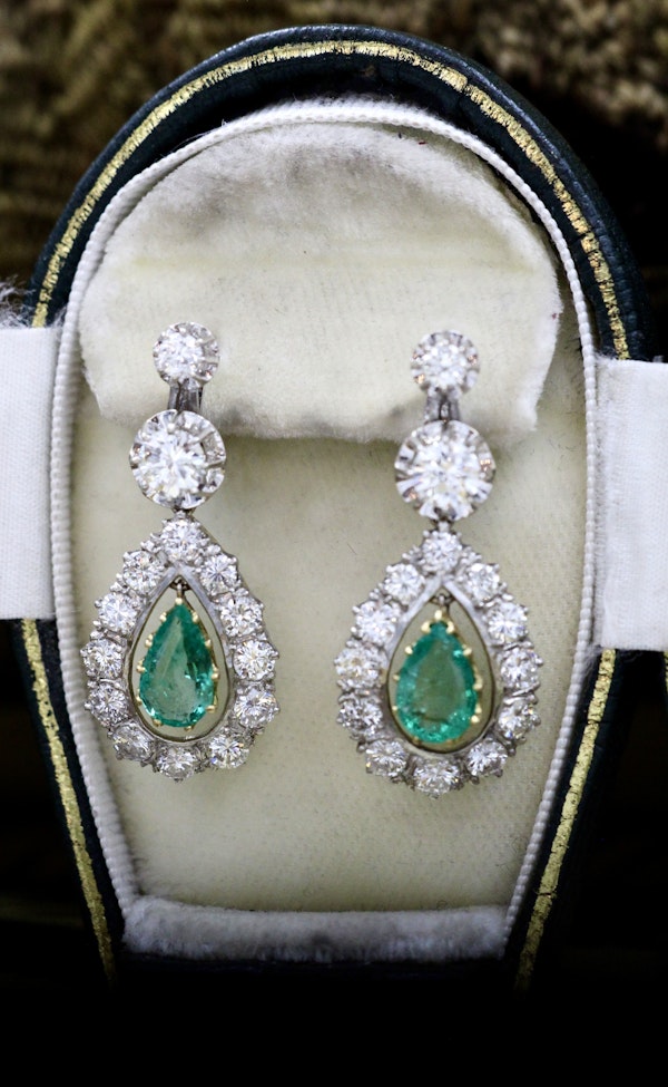 A very fine pair of VintageColombian Emerald and Diamond Drop Earrings, in 18ct. White Gold (tested), Continental Marks. Circa 1950 - image 4