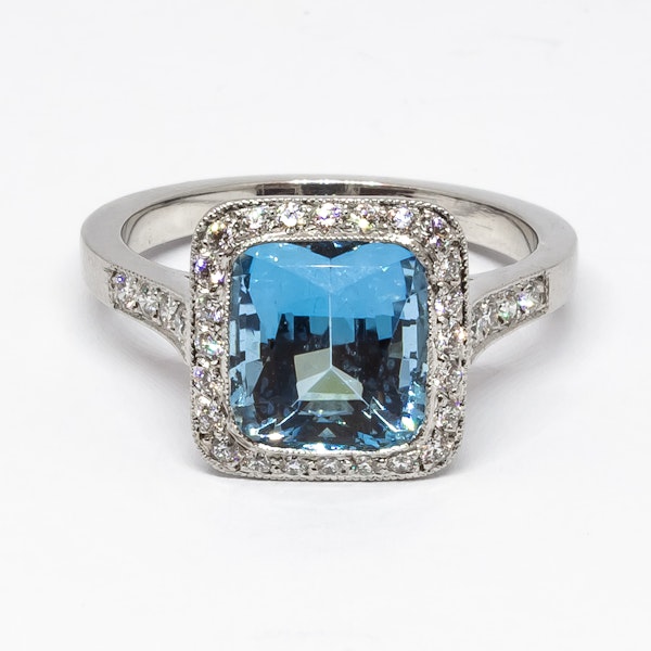 Modern Aquamarine, Diamond and Platinum Cluster Ring, 2.59 Carats - image 4