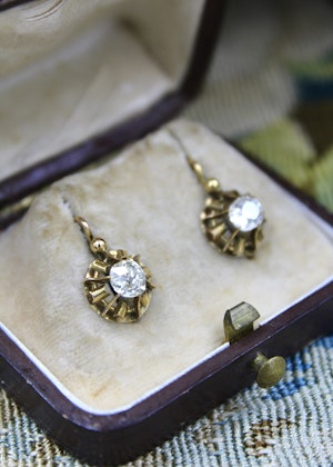 Downstairs at Grays: A very fine pair of Antique 1.40 Carats Diamond Drop Earrings set in 15 Carat Yellow Gold, English, Circa 1905