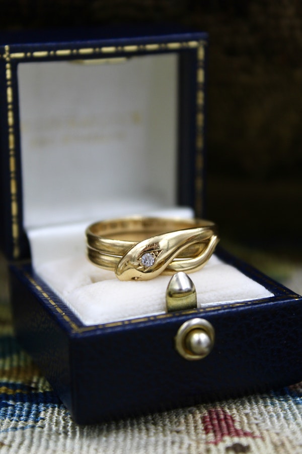 A very fine 18ct Yellow Gold Diamond Snake Ring, by W Wilkinson Ltd. London, Circa 1934 - image 1