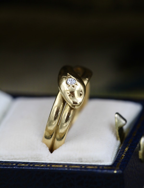 A very fine 18ct Yellow Gold Diamond Snake Ring, by W Wilkinson Ltd. London, Circa 1934 - image 3