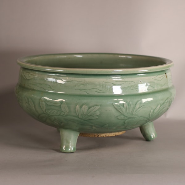 Chinese Longquan celadon tripod censer, Ming dynasty (1368-1644) - image 4