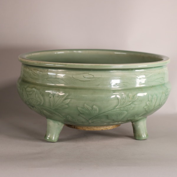 Chinese Longquan celadon tripod censer, Ming dynasty (1368-1644) - image 7