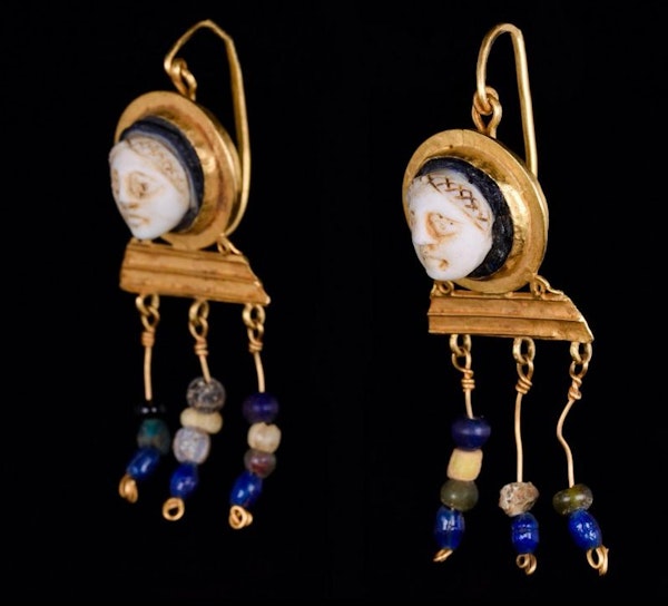 Roman gold cameo earrings - image 3