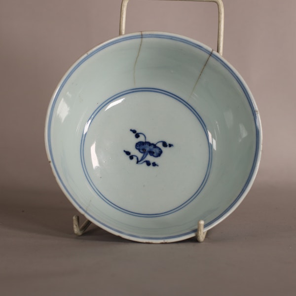 Chinese blue and white ‘minyao’ bowl with Qianlong mark to the base - image 4