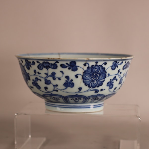 Chinese blue and white ‘minyao’ bowl with Qianlong mark to the base - image 3
