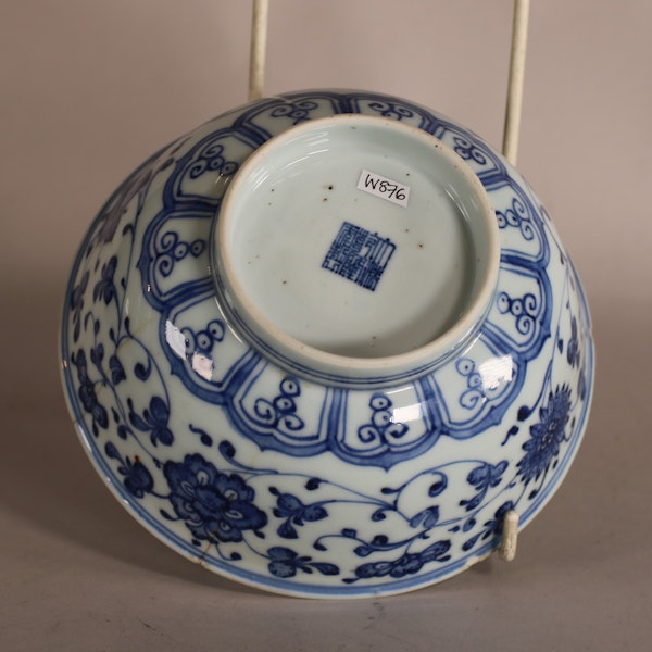 Chinese blue and white ‘minyao’ bowl with Qianlong mark to the base - image 2
