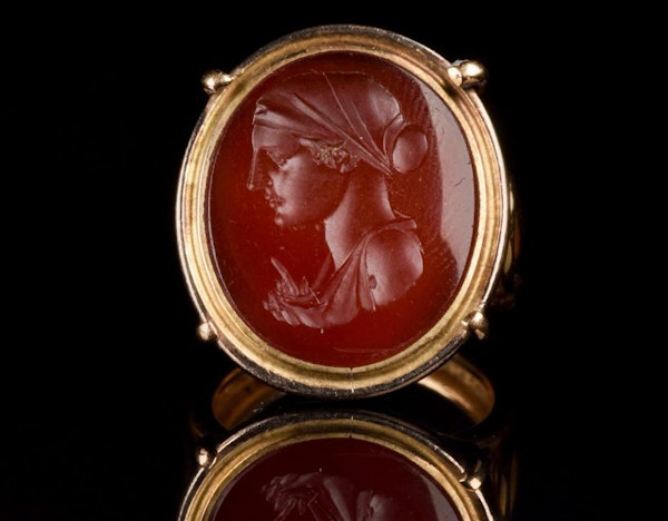 Gold ring with carnelian portrait intaglio - image 2