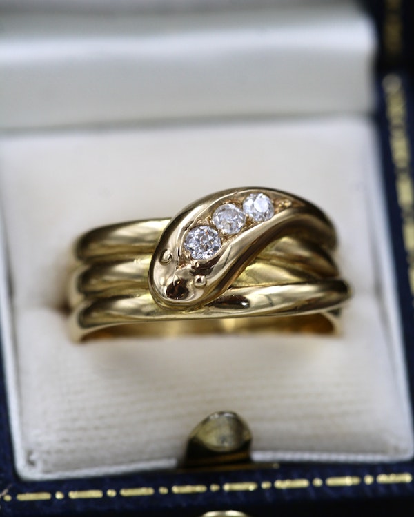 A very fine 18ct Yellow Gold Triple Snake Ring, set with three Old Round Cut Diamonds. Chester Hallmark 1906. - image 1
