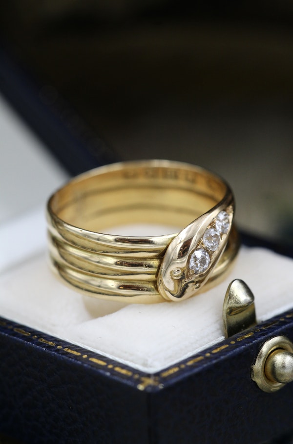 A very fine 18ct Yellow Gold Triple Snake Ring, set with three Old Round Cut Diamonds. Chester Hallmark 1906. - image 2