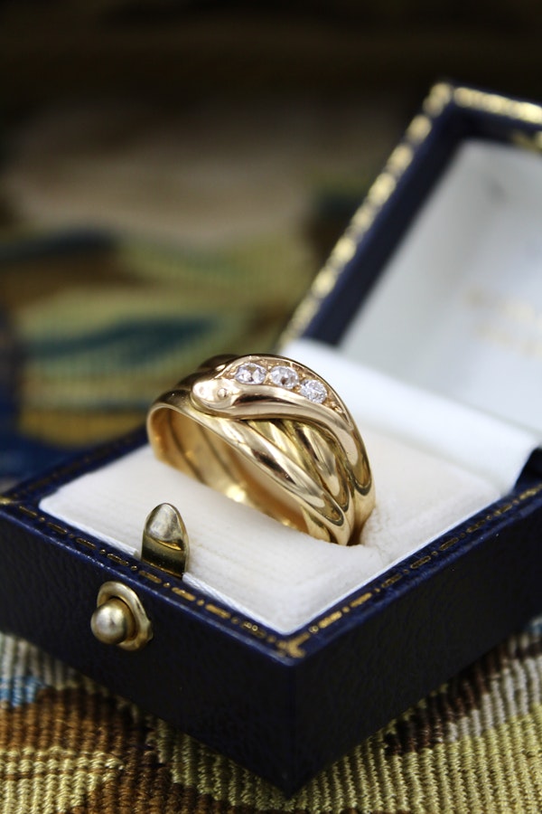 A very fine 18ct Yellow Gold Triple Snake Ring, set with three Old Round Cut Diamonds. Chester Hallmark 1906. - image 4