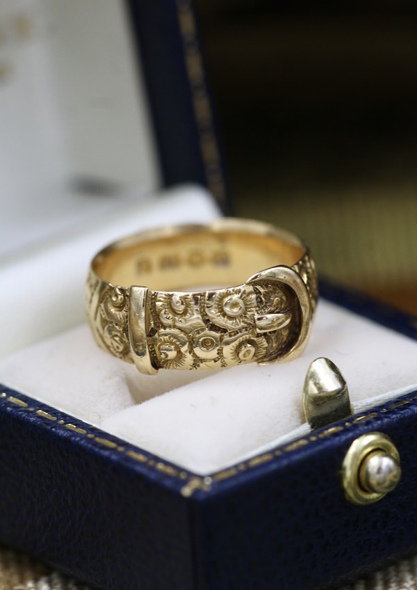 A very fine 18ct Yellow Gold Victorian Hand & Finely Engraved Belt Ring. Hallmarked London 1887 - image 1