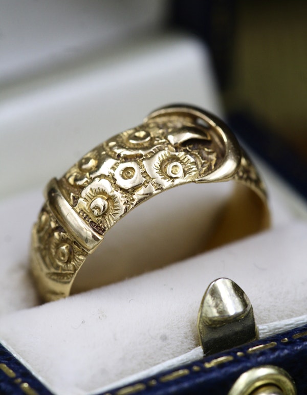 A very fine 18ct Yellow Gold Victorian Hand & Finely Engraved Belt Ring. Hallmarked London 1887 - image 2