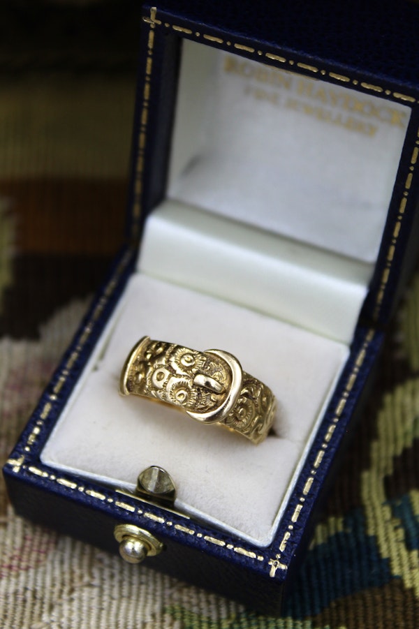 A very fine 18ct Yellow Gold Victorian Hand & Finely Engraved Belt Ring. Hallmarked London 1887 - image 4