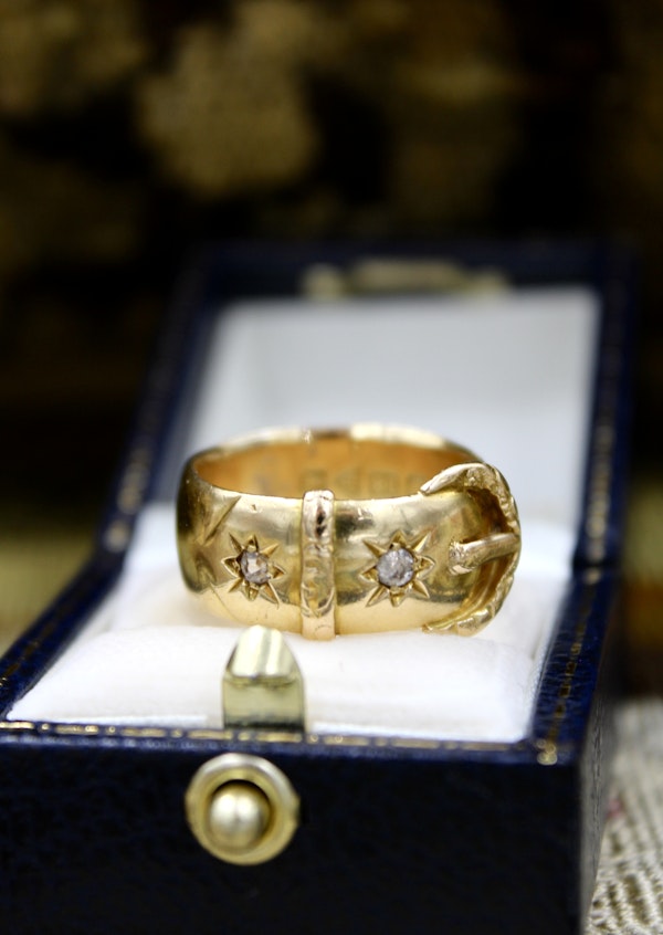 A fine Buckle ring finely chased with two "Old Cut" Diamonds set in 18ct Yellow Gold  (Hallmarked), Chester Circa 1901 - image 3