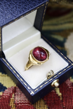 A Luminous Oval Cut Garnet 18 Carat Yellow Gold (marked) Ring, 1936, London (hallmarked)