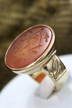 A large 9ct, Yellow Gold (tested), Finely Carved Carnelian Masonic Intaglio Ring. Late 19th / Early 20th Century.