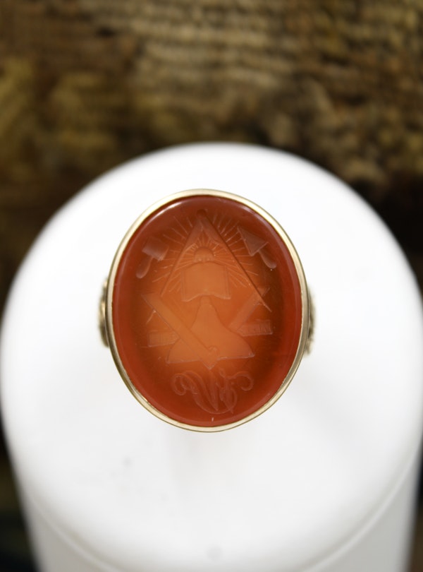 A large 9ct, Yellow Gold (tested), Finely Carved Carnelian Masonic Intaglio Ring. Late 19th / Early 20th Century. - image 2