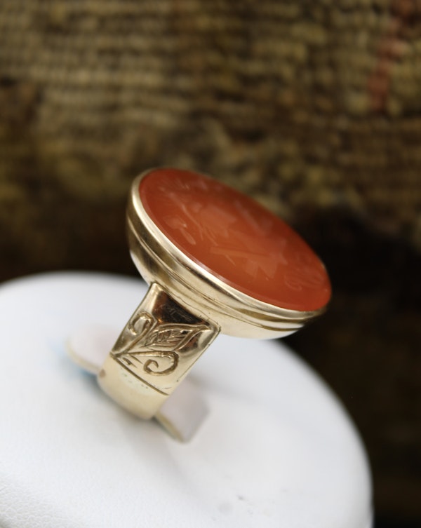 A large 9ct, Yellow Gold (tested), Finely Carved Carnelian Masonic Intaglio Ring. Late 19th / Early 20th Century. - image 3