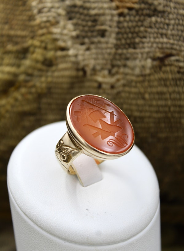 A large 9ct, Yellow Gold (tested), Finely Carved Carnelian Masonic Intaglio Ring. Late 19th / Early 20th Century. - image 4