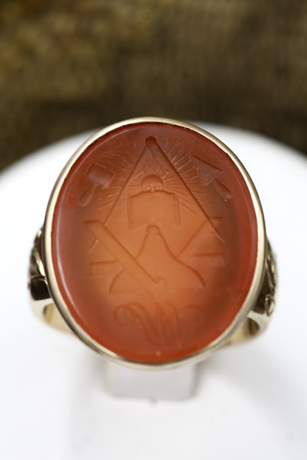 A large 9ct, Yellow Gold (tested), Finely Carved Carnelian Masonic Intaglio Ring. Late 19th / Early 20th Century. - image 5