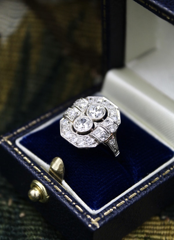 A very fine Art Deco Double Diamond Plaque Ring in Platinum (Tested). Centrally Rub-over set in the floating style with two 'Old European Cut' Diamonds. Circa 1930. - image 2