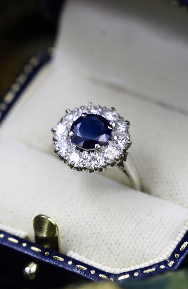 A fine Round Sapphire and Diamond Cluster Ring mounted in Platinum (tested). Mid 20th Century. - image 1
